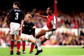 10 bàn thắng đẹp nhất trong các cuộc đối đầu MU-Arsenal