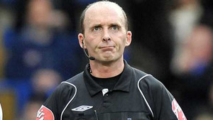 Đến lượt trọng tài khốn khổ vì MU?