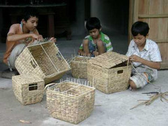 Cậu bé 15 tuổi bán vé số, đan giỏ nuôi 2 em ăn học