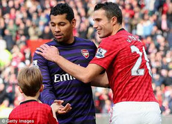 Đổi áo với Van Persie, hậu vệ Arsenal bị fan khủng bố