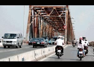 Cắm biển báo ngăn tự tử tại các cây cầu lớn