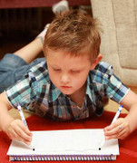 Cậu bé cử động 2 tay giống hệt nhau