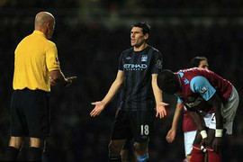 Đến lượt trọng tài 'cứu' Man City