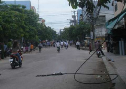 Nổ dây điện, một phụ nữ giật mình rơi khỏi xe