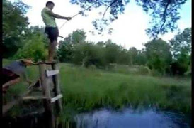 Khi gã say nổi hứng làm Tarzan