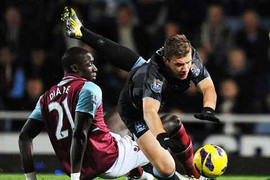 Được 'tha' 1 bàn thua, Man City hòa hú vía West Ham