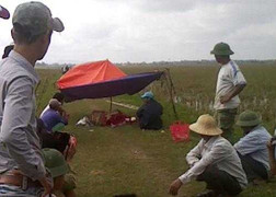 Thi thể người đàn ông nằm ngoài đồng với nhiều vết chém