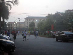 Chơi thể thao trong trường nơm nớp lo bị tai nạn