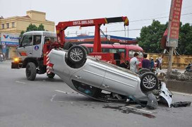 Ô tô lật 'chỏng vó', hai người nguy kịch