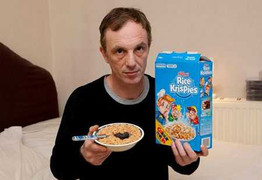 Xác chuột chết khô trong bát ngũ cốc