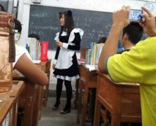 Cô giáo đến trường trong trang phục hầu gái