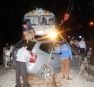 Tàu hỏa húc ôtô 'bay' 150m