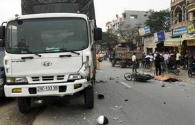 Hà Nội: Vượt xe tải, một người chết thảm