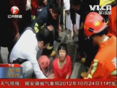 Cố nhặt điện thoại bị rơi, cô gái mắc kẹt dưới cống