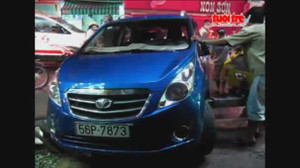 Video: Ô tô 4 chỗ sụt 'hố tử thần'