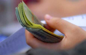 Nhân viên ngân hàng 'cày cuốc' kiếm thêm