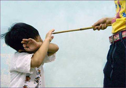 Cô giữ trẻ hành hạ học sinh như thời trung cổ