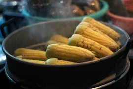 Luộc ngô bằng pin, muối diêm: Sao nỡ hại người?