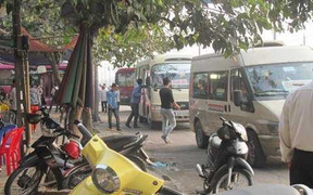Xe khách ngang nhiên vi phạm, qua mặt CSGT