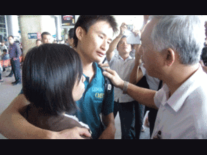 Saigon Queen chìm: Khóc nấc đón chồng sau cơn bão biển