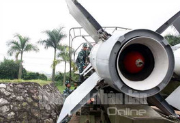 Ảnh: Xem bộ đội tên lửa nạp đạn vào bệ phóng