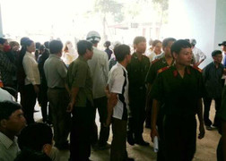 Chết sau mũi tiêm cuối, trăm người vây bệnh viện