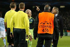 Mancini: Hục hặc quay phim, nạt nộ trọng tài