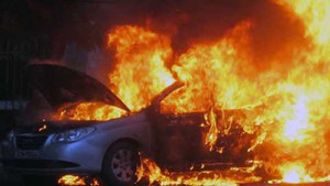 Hà Nội: Taxi phát nổ, bốc cháy ngùn ngụt