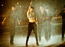 Xem MV Trắng-Đen: Mỹ Tâm nhảy dưới mưa lúc 3h sáng