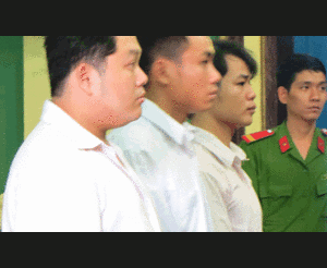 Bắt sòng bài, cảnh sát 'ôm' tiền bỏ chạy