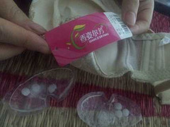 Loạn kết luận về chất lạ áo ngực: Có hại hay không?