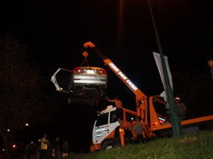 Ô tô 'bay' xuống hồ Xuân Hương, 5 người nhập viện