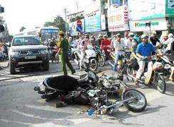 Ô tô náo loạn giữa ngã tư thủ đô