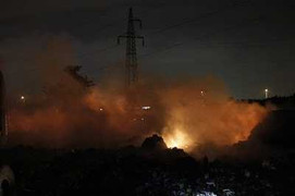 Hà Nội: Nổ lớn, bãi tập kết rác bốc cháy dữ dội