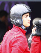 Ronaldo cầm ô, đội mũ bảo hiểm nhận siêu xe Audi R8