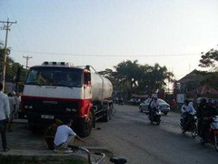 Xe bồn chở dầu cán chết hai thiếu nữ