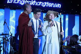 Đàm Vĩnh Hưng giải trình và nhận lỗi vụ hôn 2 sư thầy