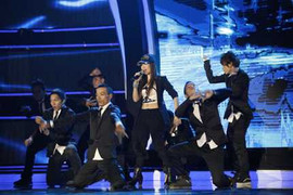 Video: Hồng Phước hát tặng Hương Giang, Mỹ Tâm rực lửa