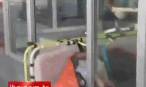 Nhân viên y tế cẩu thả, kéo bệnh nhân rơi xuống đất