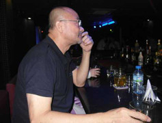 Doanh nhân Hà Dũng đi bar kể chuyện bán biệt thự