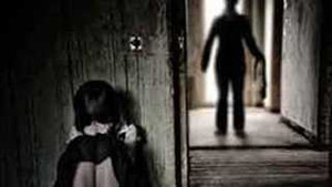 Cha mẹ nuôi nhốt 2 con dưới tầng hầm hơn 1 tháng