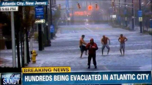 Bày trò 'quỷ' sau lưng phóng viên đang dẫn chương trình