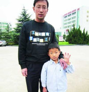 Trung Quốc: Bố bắt con 4 tuổi tắm nước lạnh mùa đông