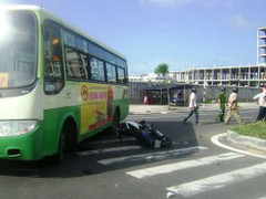 Say rượu, xe máy lao đầu vào xe buýt