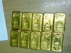 Trộm tiền, vàng của người yêu khi đi tắm