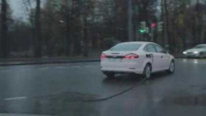 Ô tô kéo lê vòi bơm xăng đi khắp phố