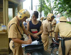 Đi xe không chính chủ: 'Không phải mang hộ khẩu'
