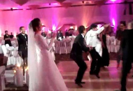 Tăng Thanh Hà quậy 'Gangnam Style' trong tiệc cưới