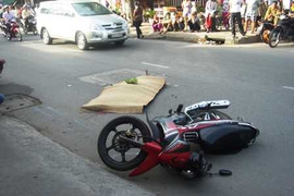 Đón bạn đi học, nam sinh viên tử nạn