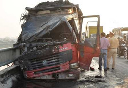 Hà Nội: Xe tải bốc cháy trên cầu Vĩnh Tuy